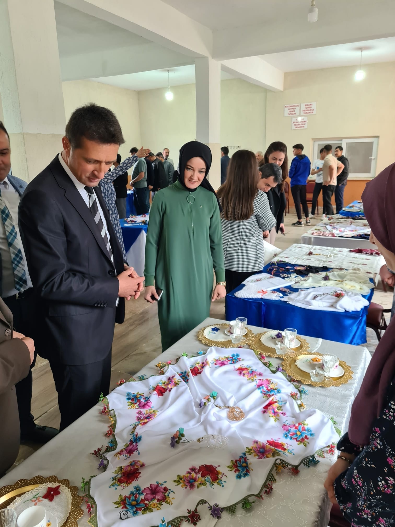 Aslanapa’da kursiyerlerin yapmış olduğu iğne oyası sergisi düzenlendi.