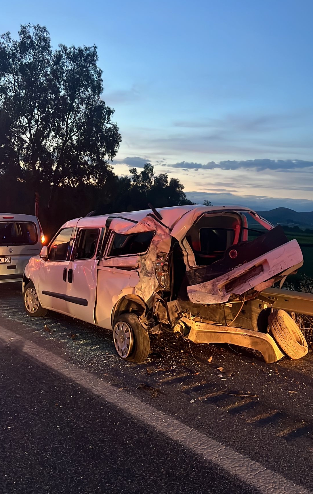 İzmir-Aydın Otoyolu'nda bir kamyonet ile 4 otomobilin karıştığı zincirleme kazada 6 kişi yaralandı.