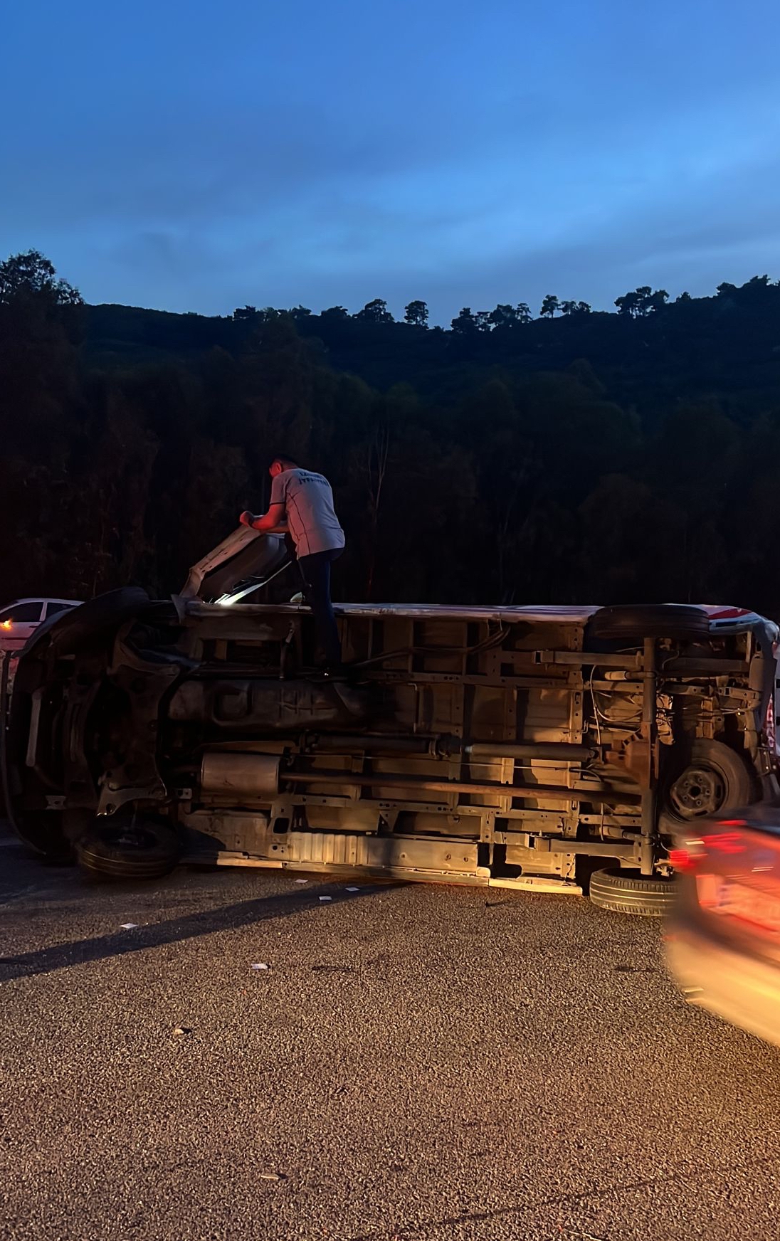 İzmir-Aydın Otoyolu'nda bir kamyonet ile 4 otomobilin karıştığı zincirleme kazada 6 kişi yaralandı.