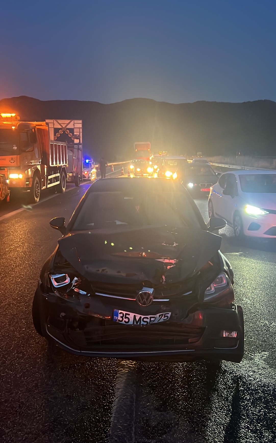 İzmir-Aydın Otoyolu'nda bir kamyonet ile 4 otomobilin karıştığı zincirleme kazada 6 kişi yaralandı.