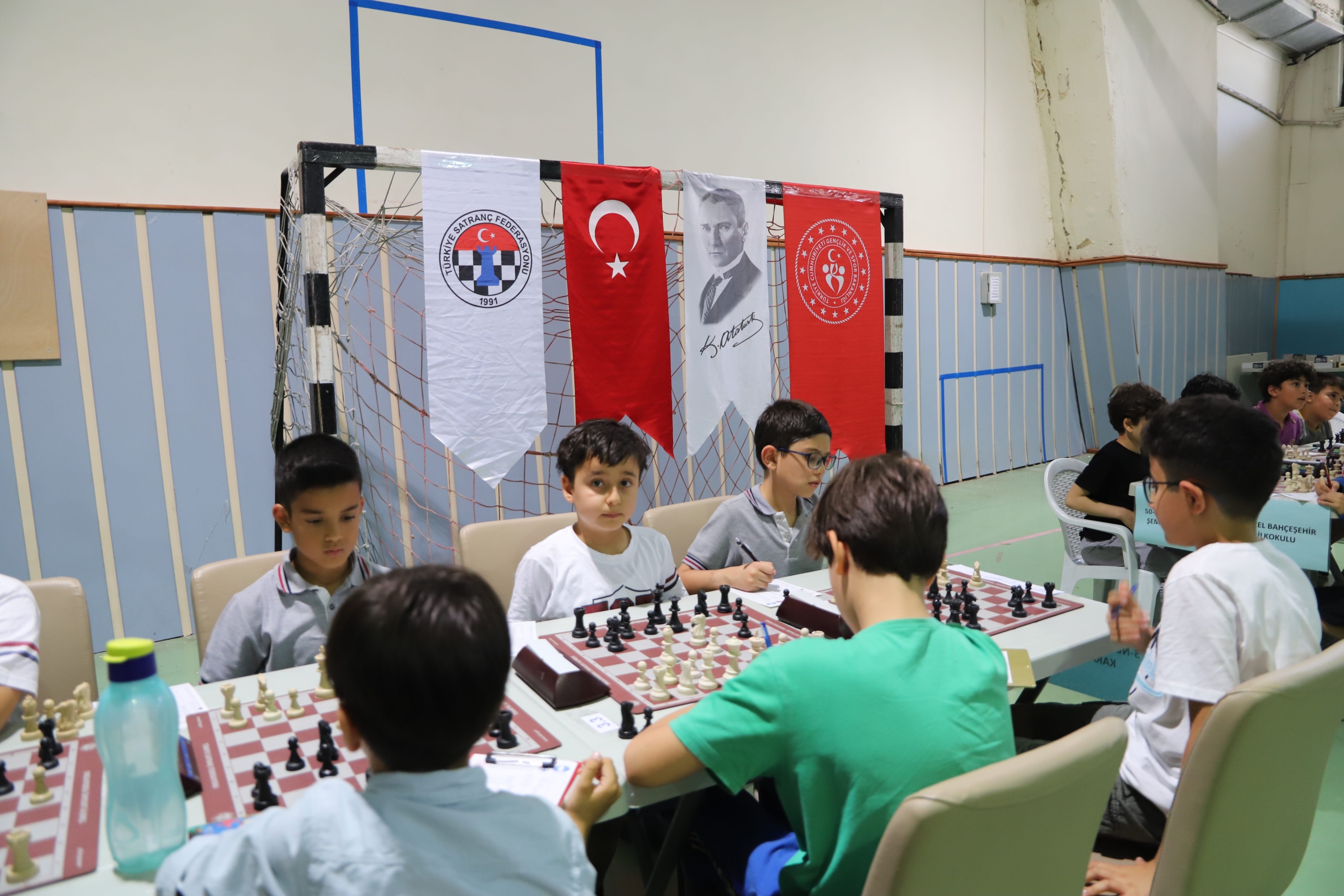 İzmir'de minikler satranç müsabakaları başladı