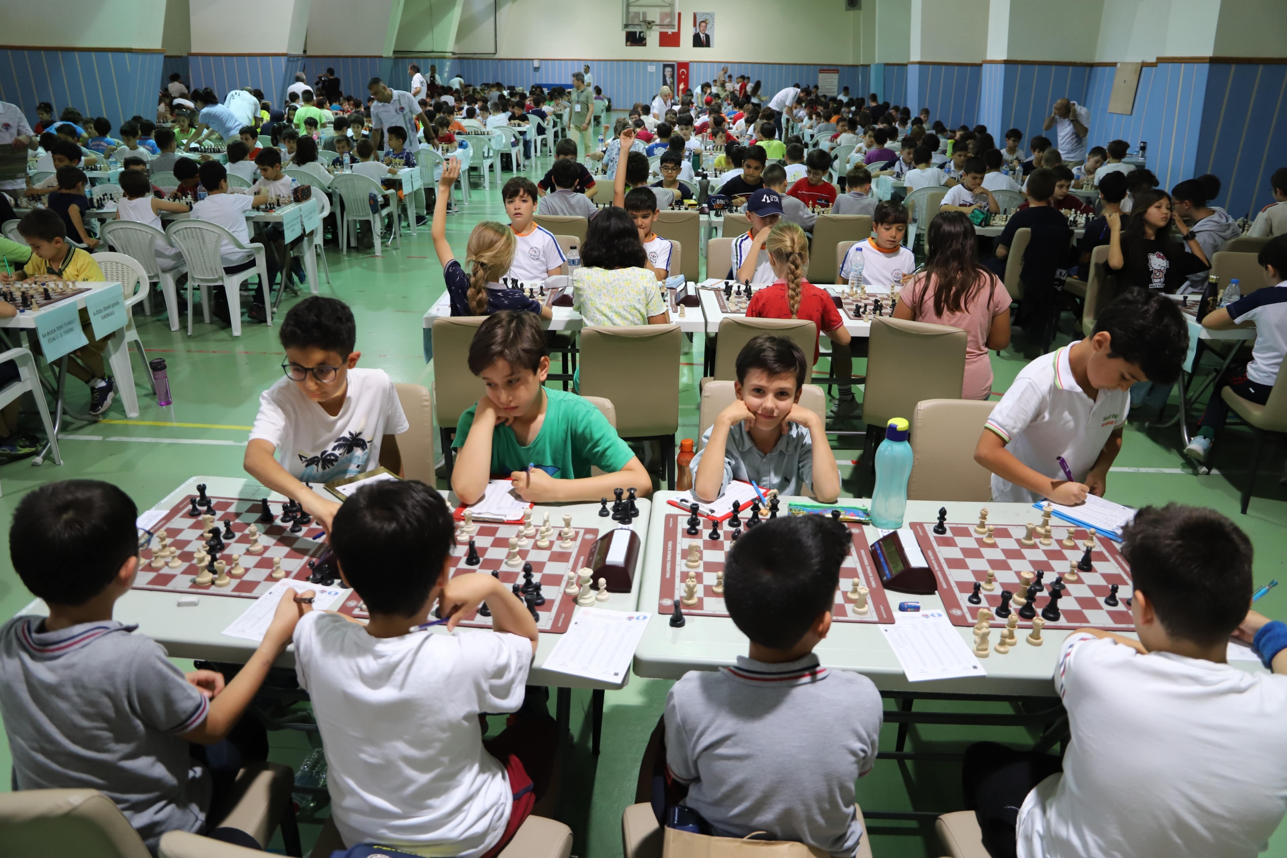 İzmir'de minikler satranç müsabakaları başladı