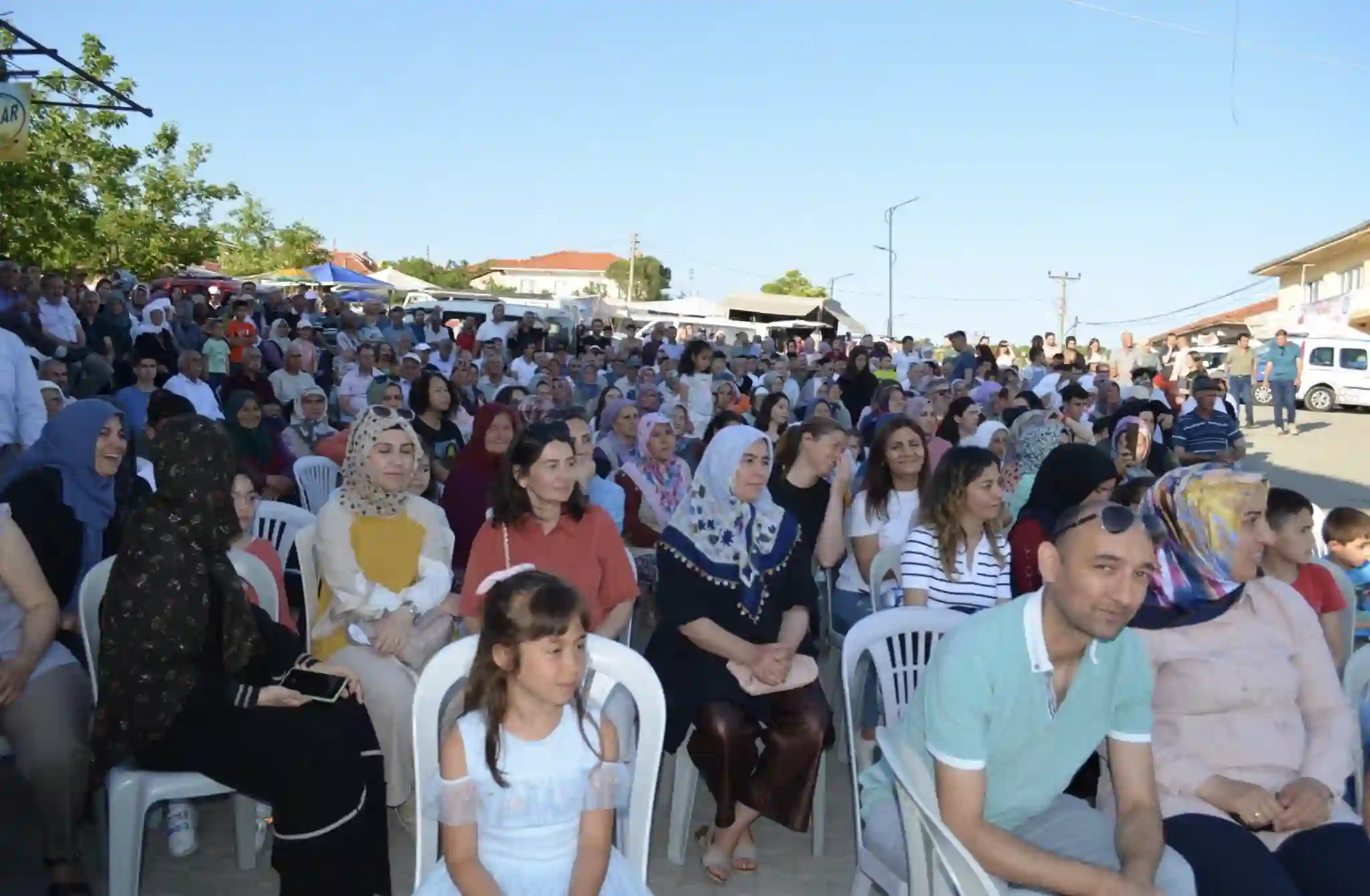 Manisa'nın Selendi ilçesinde, Selendi Belediyesi ve Pınarlar Mahalle Muhtarlığı tarafından bu yıl 23'ncüsü düzenlenen Geleneksel Pınarlar Kiraz Festivali, coşkuyla kutlandı. En güzel kiraz yetiştiren üreticilere altın hediye edildi.