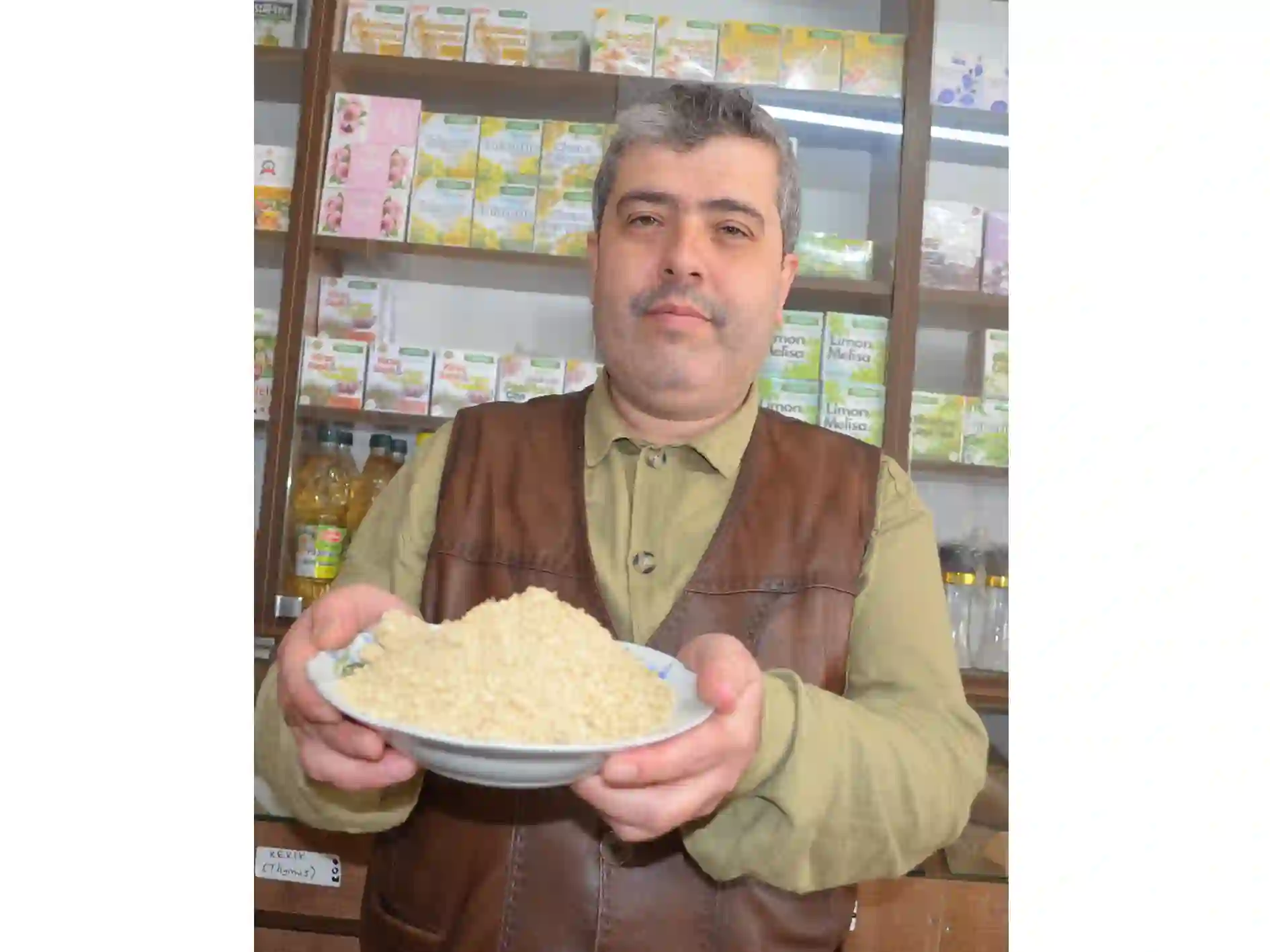 Gediz'de 30 yıldır şifalı bitki satışı yapan Herbalist Yusuf Şengöz, mührü süleyman bitkisinden elde edilen macunun bir çok cinsel hastalığa iyi geldiğini söyledi. 