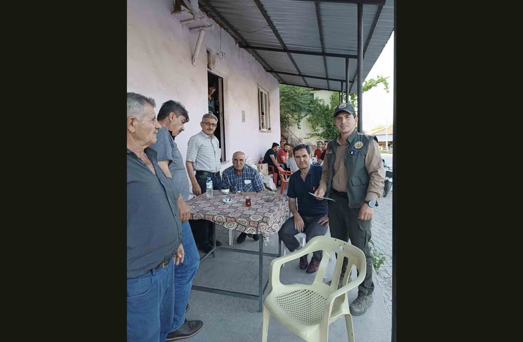 Orman yangınlarına karşı tüm tedbirlerini alan, tüm hazırlık eğitimlerini tamamlayan Kütahya Orman Bölge Müdürlüğü; ormanların korunmasında en önemli unsur olan insan faktörünü göz ardı etmiyor ve vatandaşları bilinçlendirmek için bilgilendirici broşür dağıtıyor.