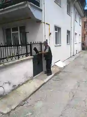 Gediz Belediyesi, yaklaşan Kurban Bayramı öncesinde her yıl olduğu gibi çevre kirliliğinin önlenmesi için vatandaşların kurbanlık et ve sakatatları muhafaza etmesi amacıyla kurban poşeti dağıtımına başladı.