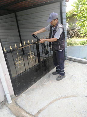 Gediz Belediyesi, yaklaşan Kurban Bayramı öncesinde her yıl olduğu gibi çevre kirliliğinin önlenmesi için vatandaşların kurbanlık et ve sakatatları muhafaza etmesi amacıyla kurban poşeti dağıtımına başladı.