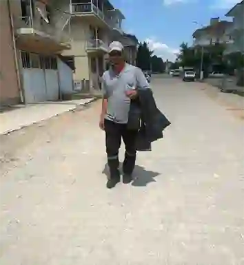 Gediz Belediyesi, yaklaşan Kurban Bayramı öncesinde her yıl olduğu gibi çevre kirliliğinin önlenmesi için vatandaşların kurbanlık et ve sakatatları muhafaza etmesi amacıyla kurban poşeti dağıtımına başladı.