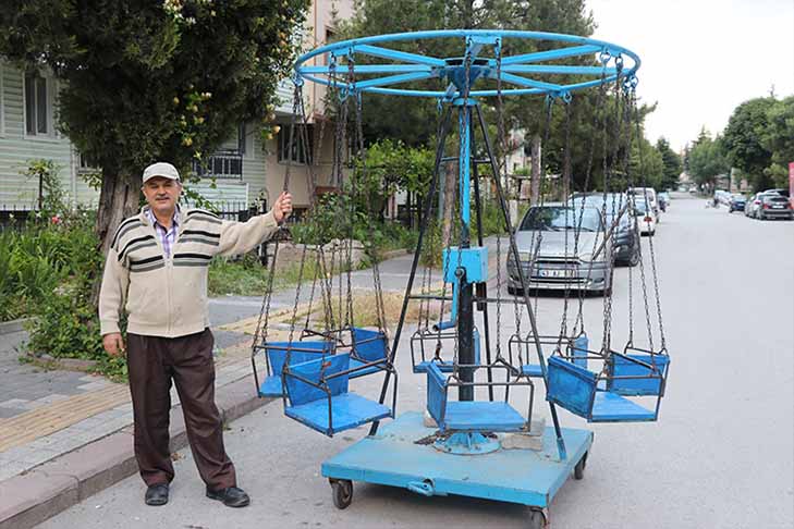 Cantürk, AA muhabirine, tekerleklerle hareket eden 7 oturaklı seyyar salıncağı 30 yıl önce satın aldığını söyledi.