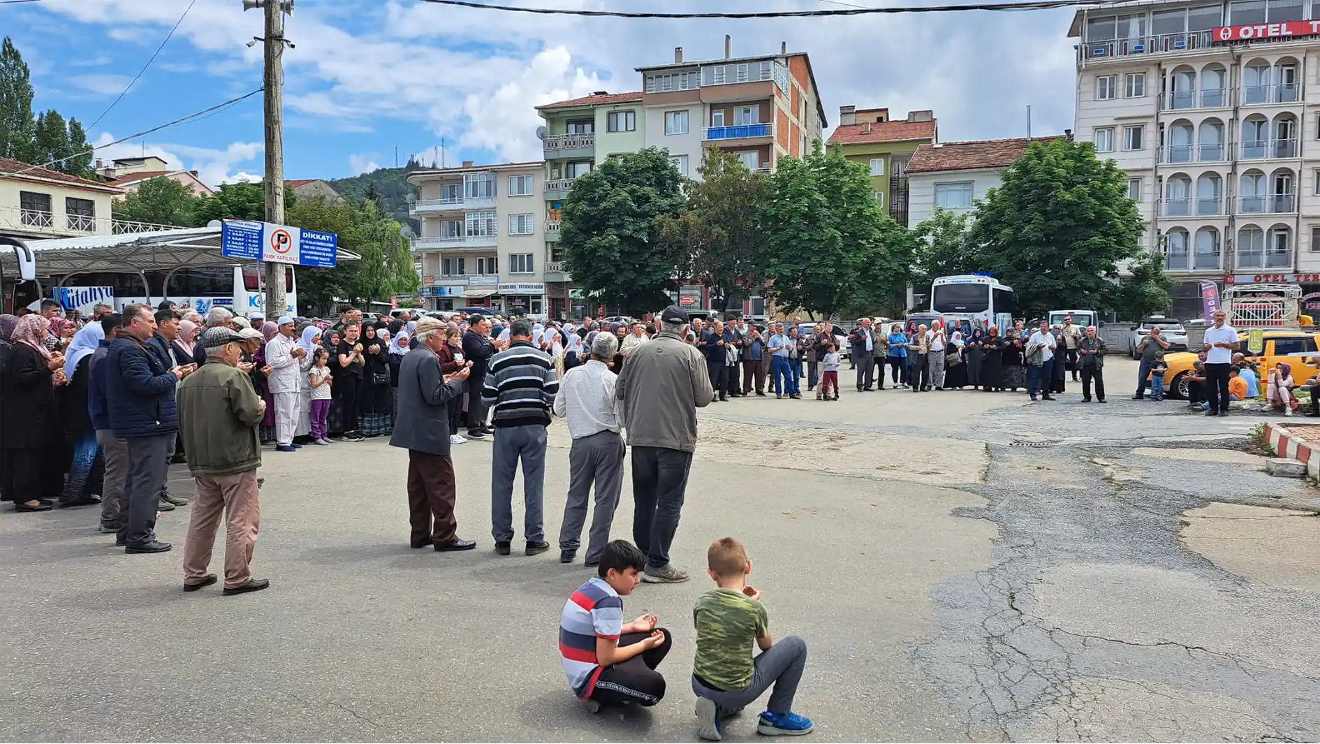 Diyanet İşleri Başkanlığı’nın Hac Organizasyonu ile hac ibadetini yerine getirmek üzere kutsal topraklara gidecek olan Kütahya 8. Kafile hac yolcuları için Simav Otogarda uğurlama programı yapıldı.