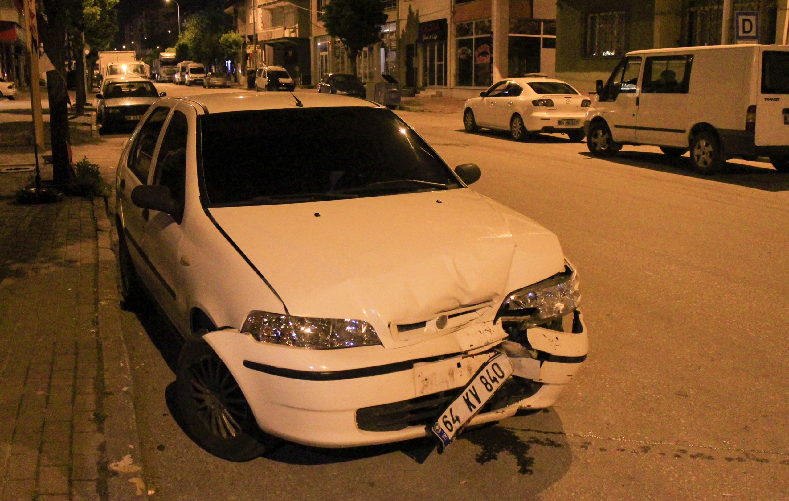 Uşak'ta iki otomobilin çarpışması sonucu 5 kişi yaralandı.