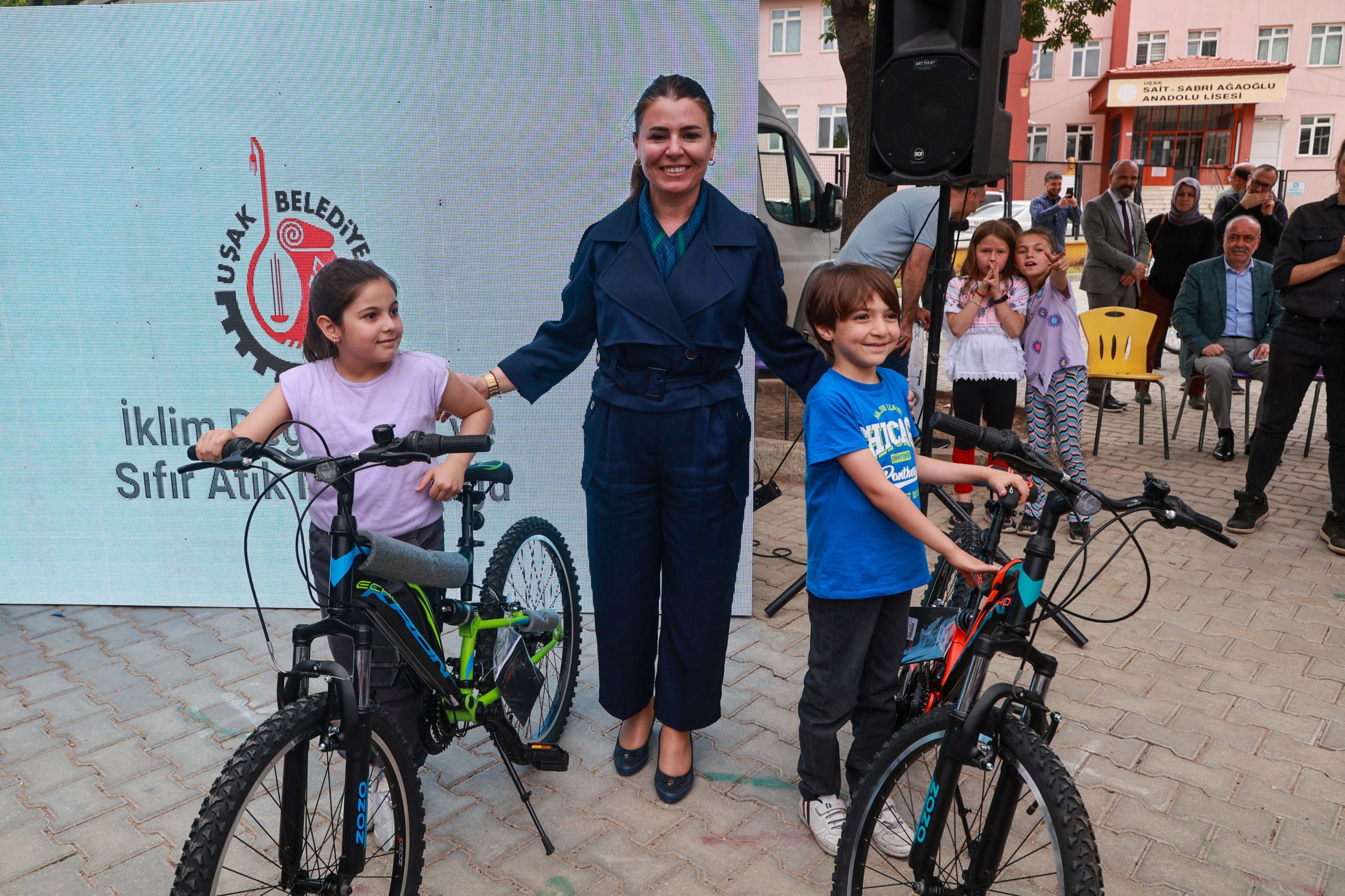 Uşak'ta okullar arası yarışmada, 966 kilogram atık pil toplandı