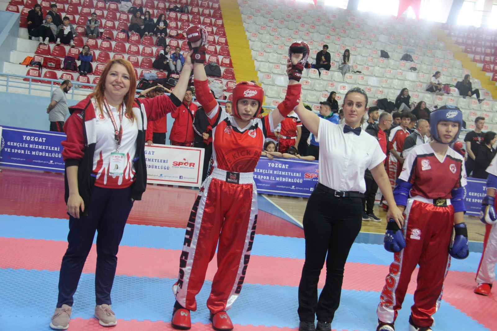 Türkiye Okul Sporları Gençler Kick Boks Şampiyonası Yozgat’ta gerçekleştirildi. Turnuvaya Kütahya Belediye Spor Kulübü de katıldı. Antrenörler Fatma Çakır, Mehmet Ali Dülger, Ezgi Şebnem Hoşgör eşliğinde sporcular Fatma Çetin, Rümeysa Savaş, Ebrar Gülmüşcan, Fatma Duymaz, Muhammet Osman Çil, Mustafa Varol, Hatice İbiş, Taha Göktuğ Aydın katıldı. Fatma Duymaz, Genç A Bayan müzikli form okulları Türkiye şampiyonasında ikinci olarak gümüş madalya kazandı. Fatma Çetin 55 kilogramda Genç A Bayan point fighting Okullar arası Türkiye şampiyonasında 3. olarak bronz madalya almıştır. Muhammet Osman Çil 64 kilogramda Genç B Erkek point fighting Okullar arası Türkiye şampiyonasında üçüncü olarak bronz madalyanın sahibi oldu. 