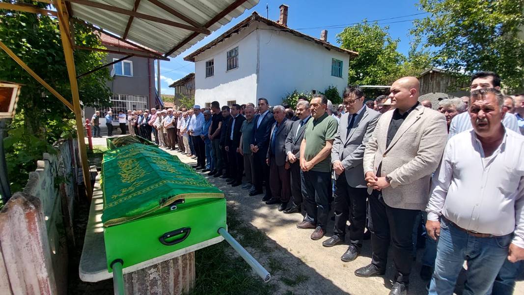 Kütahya'nın Çavdarhisar ilçesindeki trafik kazasında hayatını kaybeden 2 kadın için cenaze törenleri düzenlendi. Kazada ölen Emine Kurt ve Kezban Semiz'in cenazeleri, hastane morgundaki işlemlerin ardından yakınlarına teslim edildi. Cenazeler, Emet ilçesi Aydıncık köyünde öğle vakti kılınan namazların ardından köy mezarlığında toprağa verildi. Törene, Kurt ve Semiz'in yakınlarının yanı sıra Uşak Valisi Turan Ergün, Emet Belediye Başkanı Hüseyin Doğan, Hisarcık Belediye Başkanı Fatih Çalışkan ile vatandaşlar katıldı. Çavdarhisar-Emet kara yolu Yağdığın köyü mevkisinde dün Hasan S. yönetimindeki 43 AT 814 plakalı otomobil ile karşı yönden gelen Mehmet C'nin kullandığı 43 FH 441 plakalı otomobil çarpışmıştı. Kazada, otomobillerden birinde bulunan Emine Kurt (63) ve Kezban Semiz (74) yaşamını yitirmiş, her iki araçtaki diğer 4 kişi yaralanmıştı.