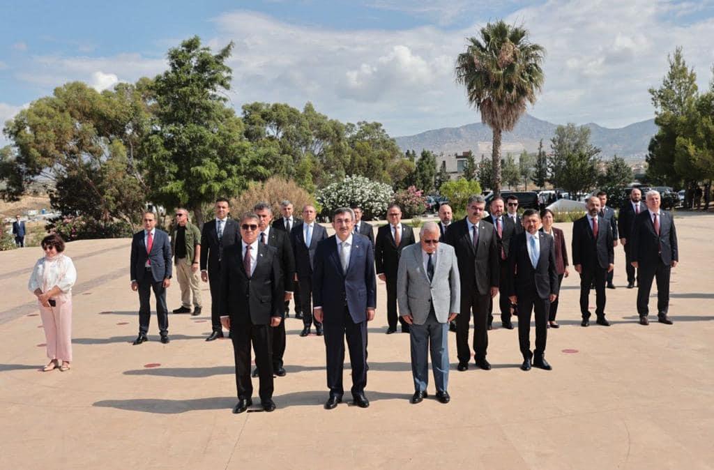 Türkiye Cumhuriyeti Cumhurbaşkanı Yardımcılığı görevine getirilen Cevdet Yılmaz ilk yurtdışı gezisini KKTC’ye yaptı. Yılmaz’a İçişleri komisyonu Başkan Vekili, MHP Kütahya Milletvekili Ahmet Erbaş da eşlik etti.