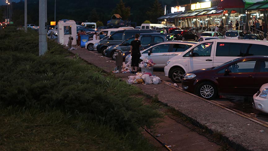 Kurban Bayramı tatili dolayısı ile Anadolu Otoyolu'nu kullanan tatilcilerin mola verdikleri yol kenarlarında bıraktıkları çöpler çevre kirliliğine neden oldu.