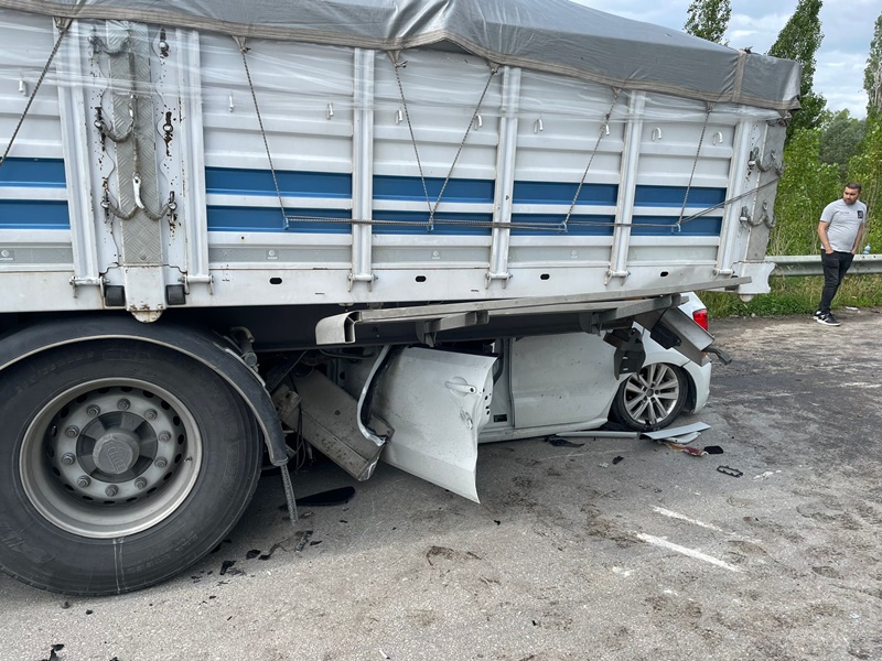 Afyonkarahisar'da tırın dorsesine çarpan otomobildeki 2 kişi ağır yaralandı