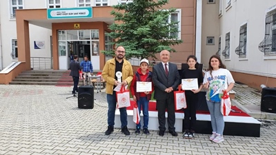 Tavşanlı’da Ahmet Uluçay Bilsem Karton Şenliği ödül töreni düzenlendi.