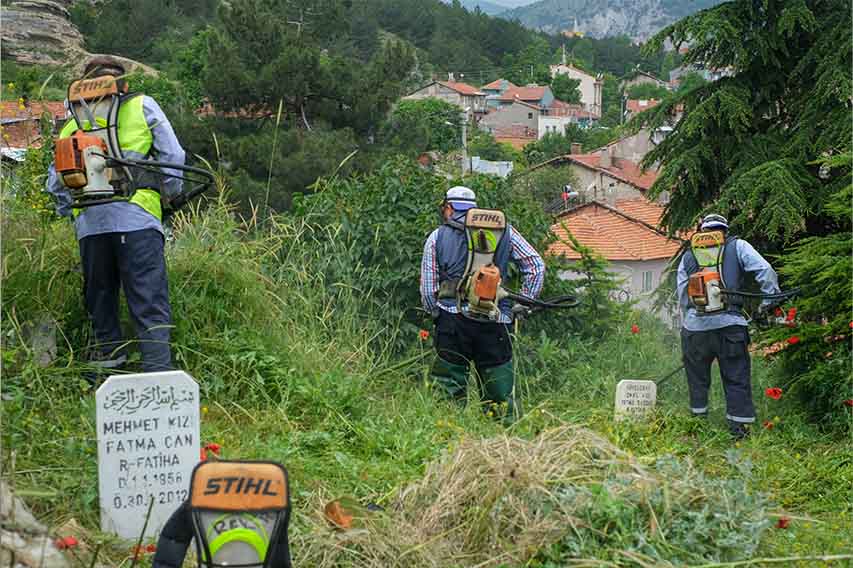 Kütahya Belediyesi Destek Hizmetleri Müdürlüğü ekipleri, bayram öncesi şehir merkezinde bulunan mezarlıklarda çim biçme başta olmak üzere temizlik çalışmaları gerçekleştiriyor.