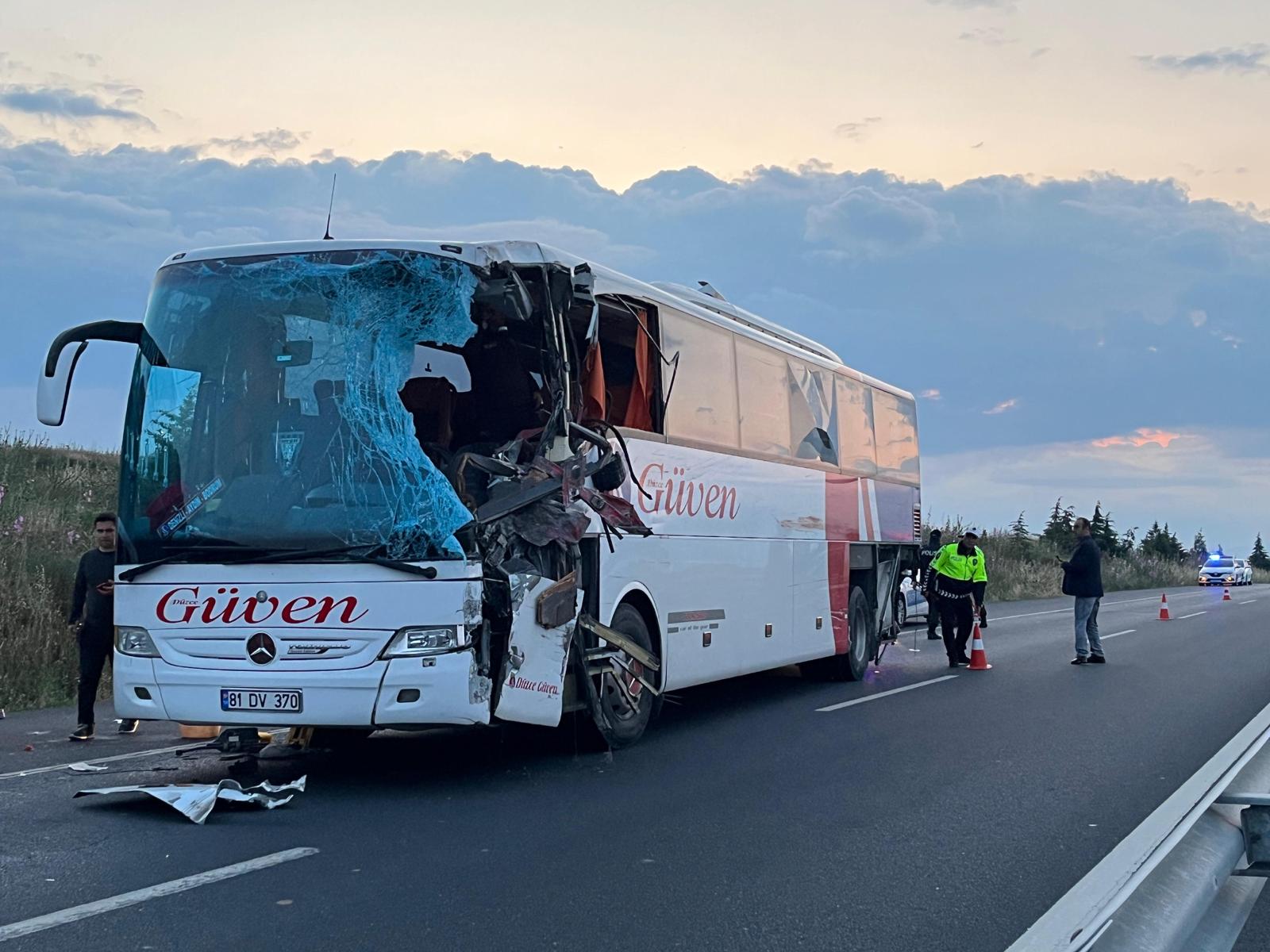 Denizli'de tır ile yolcu otobüsü çarpıştı, 2 kişi öldü