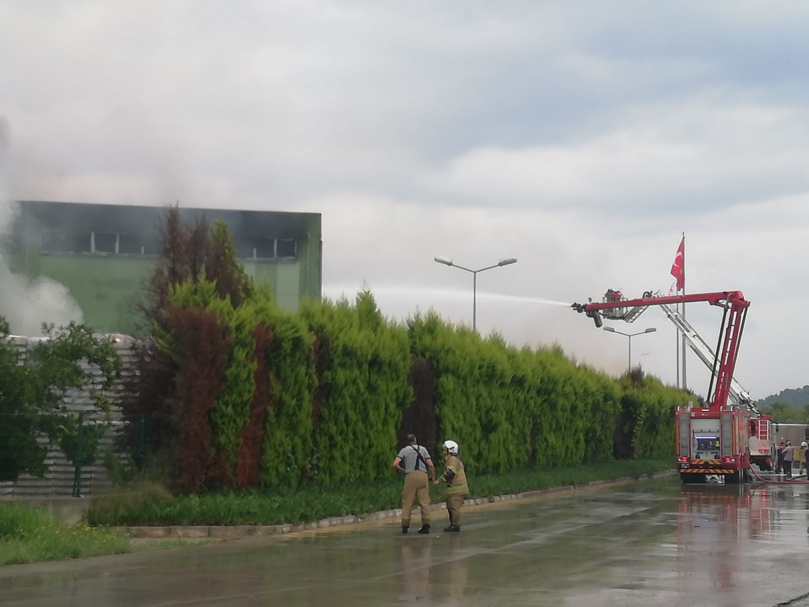 İzmir'de fabrikada yıldırım düşmesi sonucu çıkan yangın söndürüldü