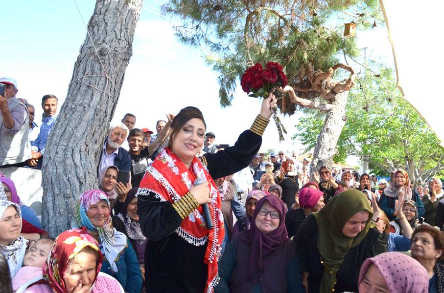 Manisa’nın Gördes İlçesine bağlı Börez Mahallesinde yapılan kiraz şenliği renkli görüntülere sahne oldu. Mahalle ilkokulunun bahçesinde yapılan etkinliğe Gördes Belediye Başkanı Muhammet Akyol, İlçe Milli Eğitim Müdürü İbrahim Coşkun Çelik, Ziraat Odası Başkanı Mehmet Koç, Kıranköy Muhtarı Mehmet Aydın, Yörük dernekleri başkanları, muhtarlar, kiraz üreticileri ve vatandaşlar katıldı.