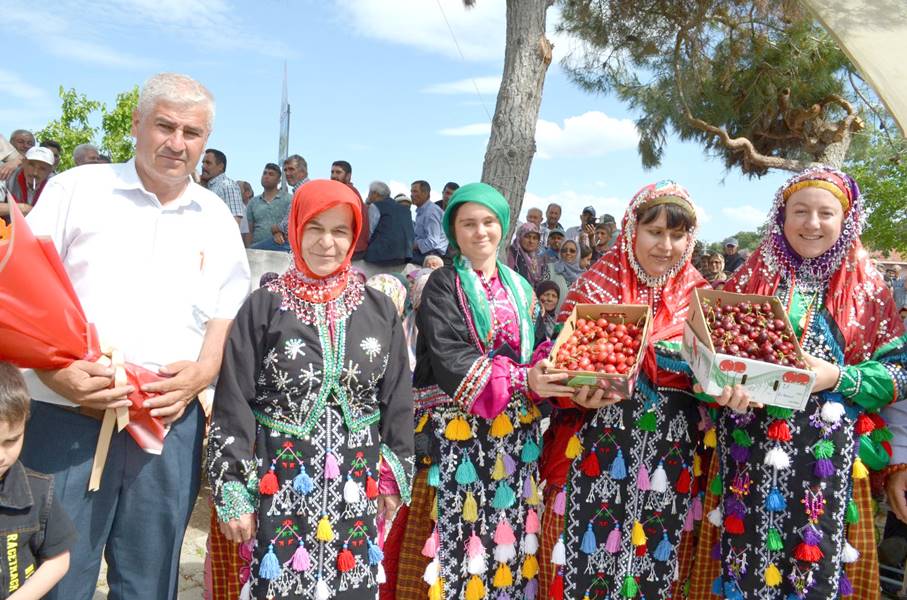 Manisa’nın Gördes İlçesine bağlı Börez Mahallesinde yapılan kiraz şenliği renkli görüntülere sahne oldu. Mahalle ilkokulunun bahçesinde yapılan etkinliğe Gördes Belediye Başkanı Muhammet Akyol, İlçe Milli Eğitim Müdürü İbrahim Coşkun Çelik, Ziraat Odası Başkanı Mehmet Koç, Kıranköy Muhtarı Mehmet Aydın, Yörük dernekleri başkanları, muhtarlar, kiraz üreticileri ve vatandaşlar katıldı.