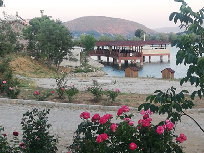 Simav ilçesine bağlı Kuşu Beldesinde bulunan Göl Sefası Sosyal Tesisleri son hazırlıklarını tamamlayarak konukları beklemeye başladı.