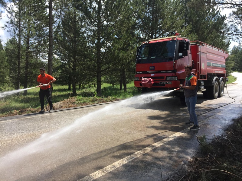 Altıntaş Şehit Sancaktar Mehmetçik Anıtı'nda itinalı temizlik