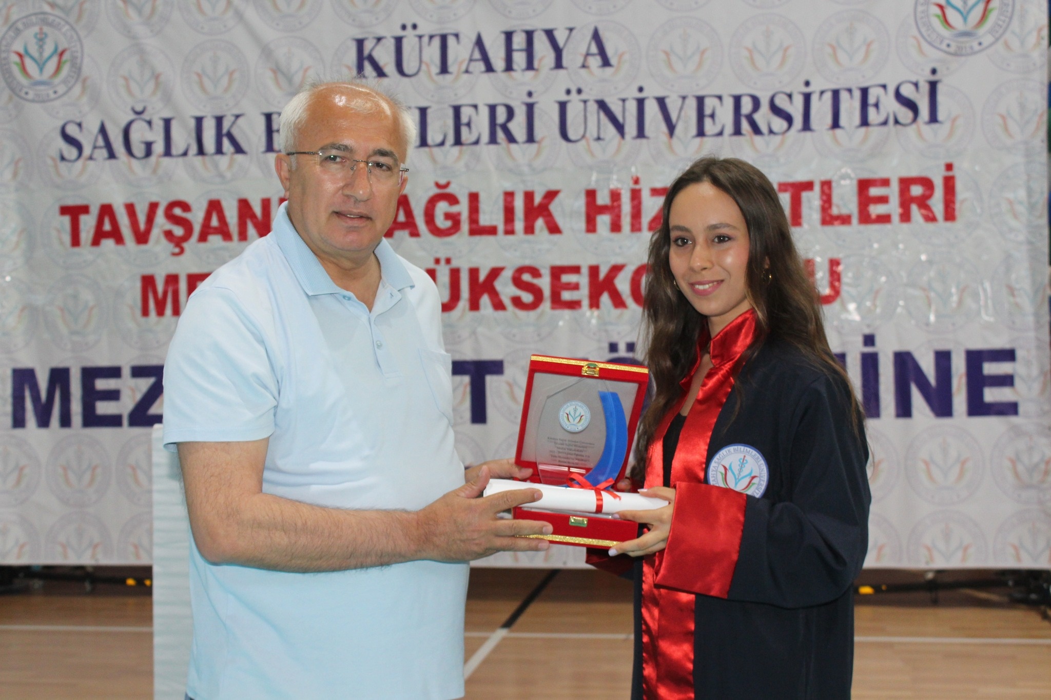 Kütahya Sağlık Bilimleri Üniversitesi Tavşanlı Sağlık Hizmetleri Meslek Yüksekokulu 130 öğrencisi için mezuniyet töreni düzenledi.