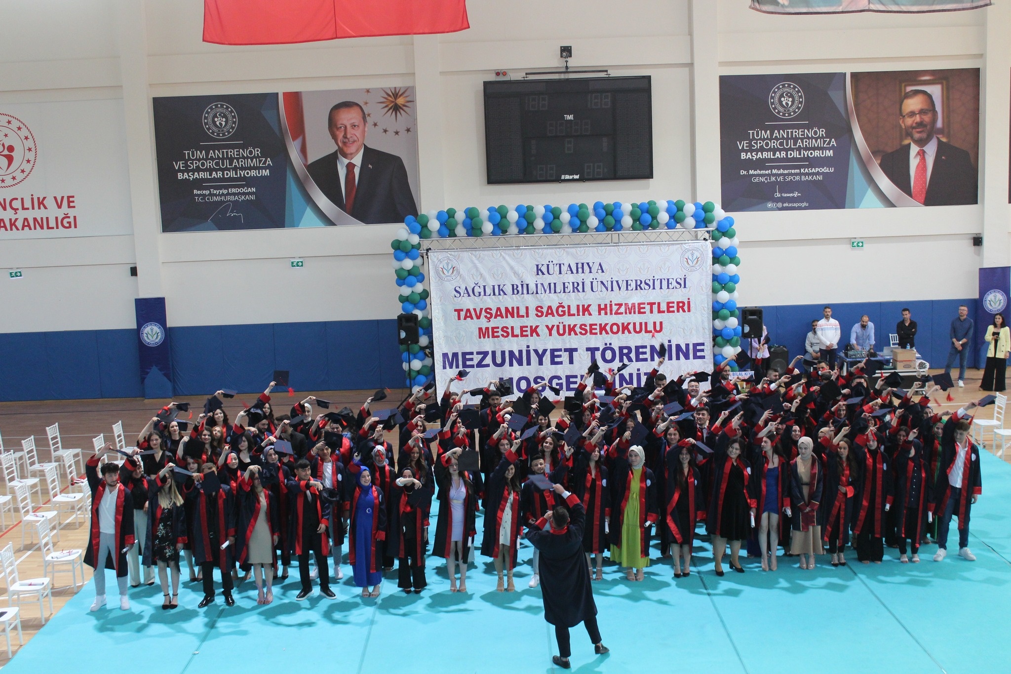 Kütahya Sağlık Bilimleri Üniversitesi Tavşanlı Sağlık Hizmetleri Meslek Yüksekokulu 130 öğrencisi için mezuniyet töreni düzenledi.