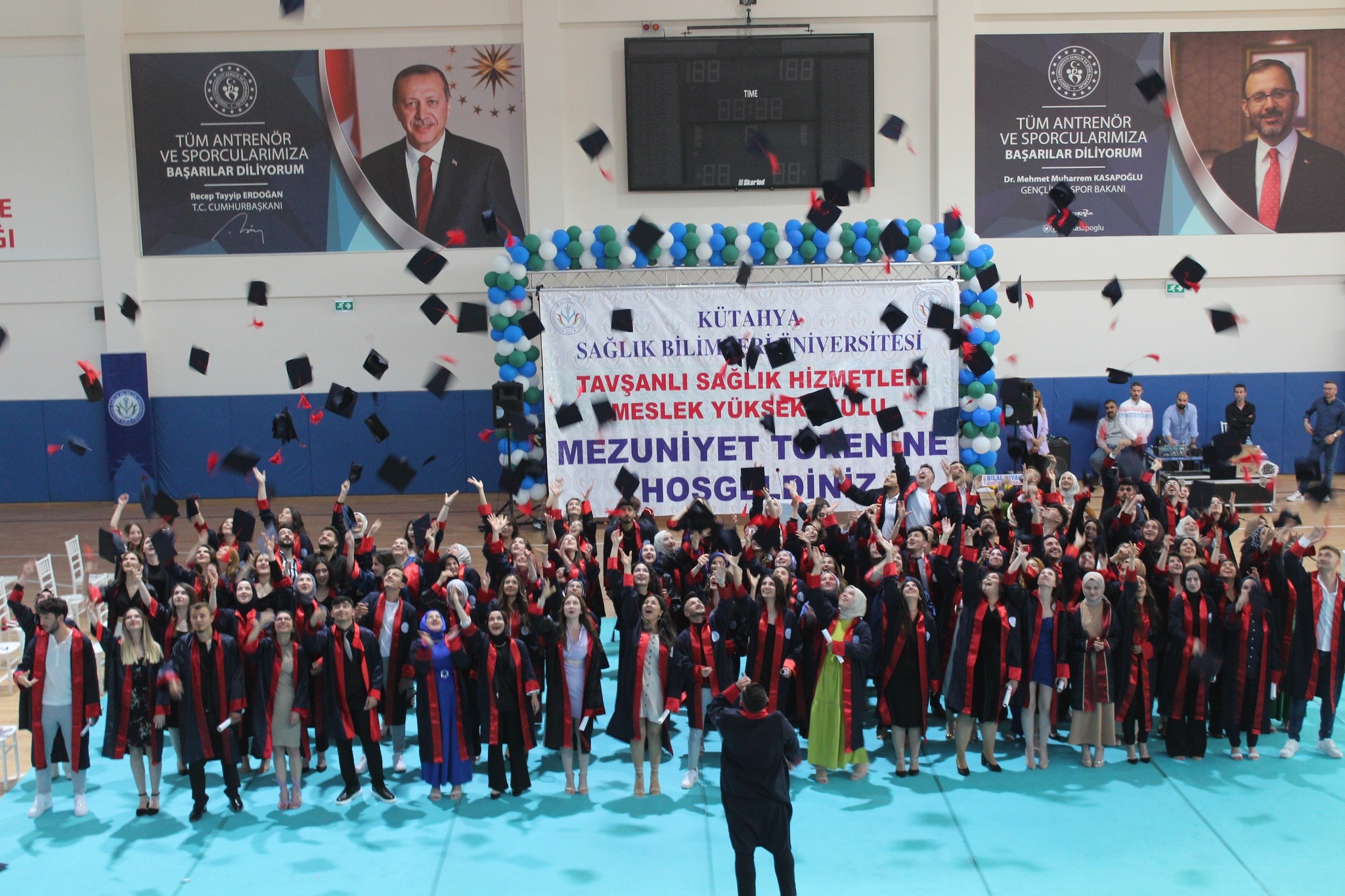 Kütahya Sağlık Bilimleri Üniversitesi Tavşanlı Sağlık Hizmetleri Meslek Yüksekokulu 130 öğrencisi için mezuniyet töreni düzenledi.