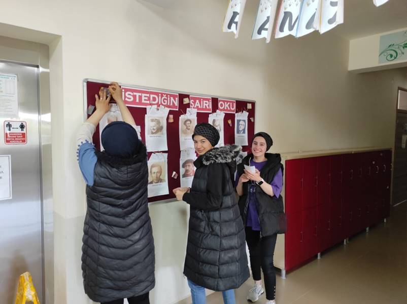 Hisarcık Seydi Resul İmam Hatip Ortaokulunda “İstediğin Şairi Oku” panosu düzenlendi.