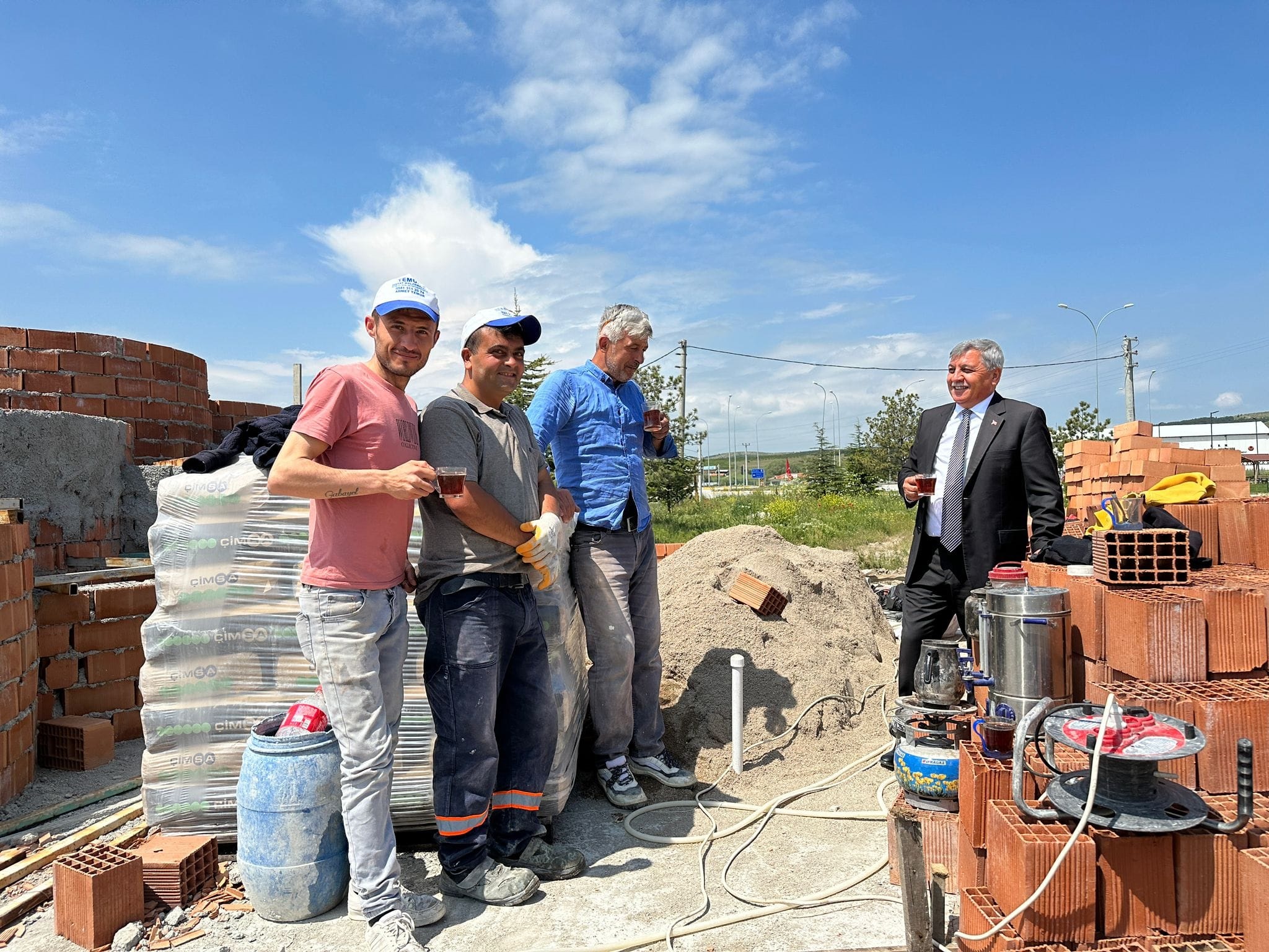 Altıntaş Belediyesi ilçenin modern görünüşüne katkı sağlamak amacıyla çalışmalarına devam ediyor.