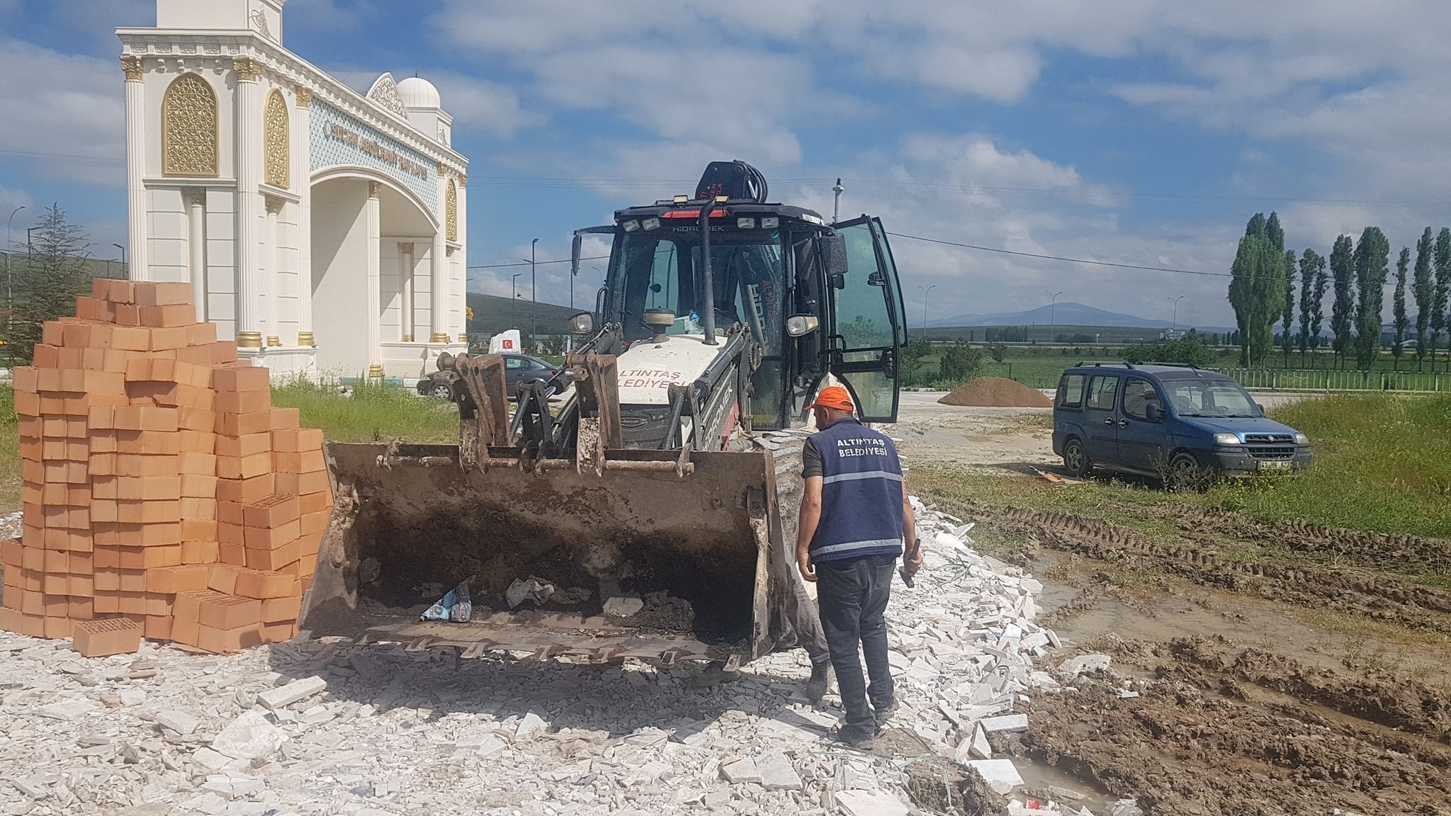 Altıntaş Belediyesi ilçenin modern görünüşüne katkı sağlamak amacıyla çalışmalarına devam ediyor.