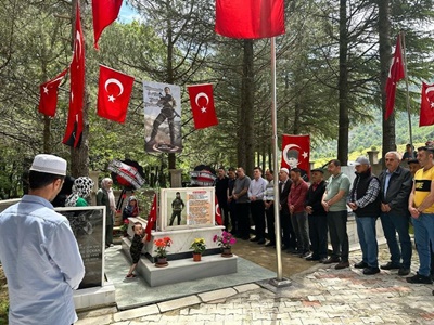 Şehit Emre Üçkan'ın Simav Yeniköy'de bulunan şehitliğine şehadetinin yıl dönümünde ziyaret gerçekleştirildi.