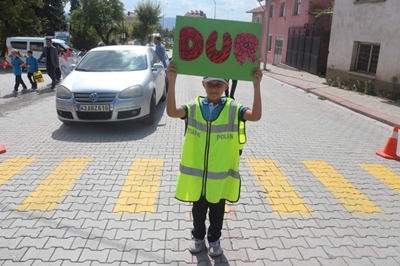 Öğrenciler ‘Yayalara Öncelik Duruşu, Hayata Saygı Duruşu’ dedi.