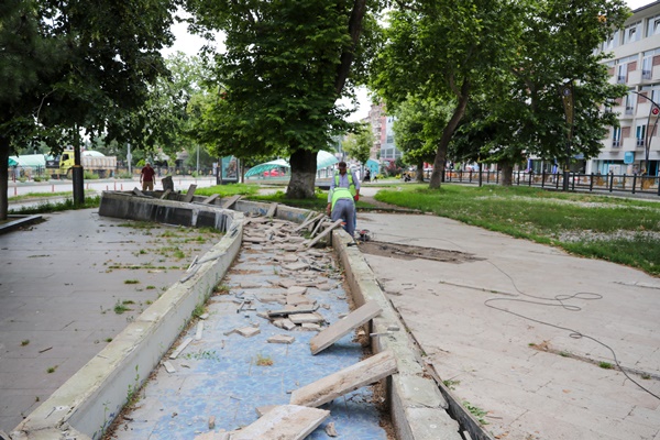 Azerbaycan Parkı’nda yenileme başladı