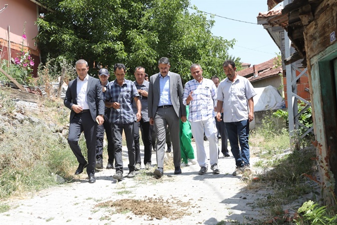 Vali Çelik Emet’te vatandaşların taleplerini dinledi