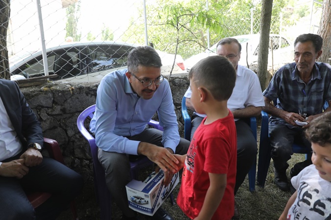 Vali Çelik Emet’te vatandaşların taleplerini dinledi