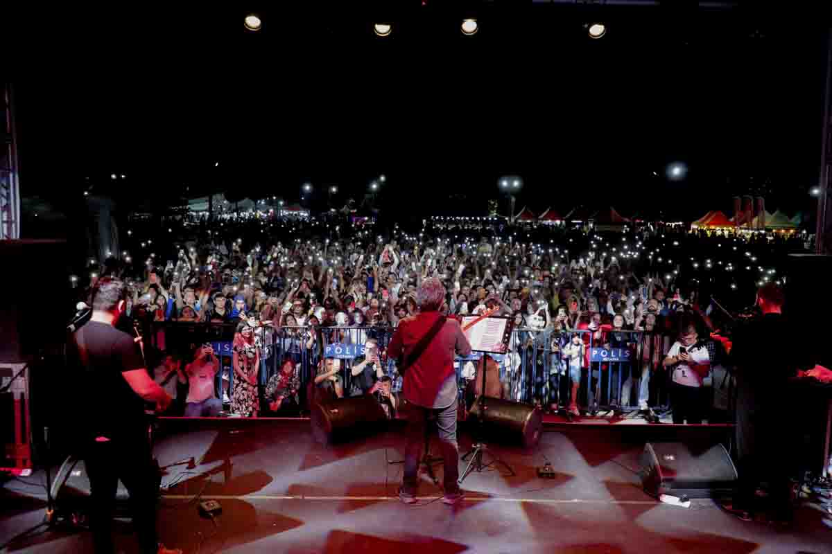 Geleneksel Kütahya Festivali'nde sanatçı Ali Kınık sahne aldı.