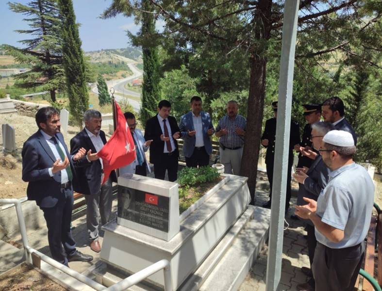 Gediz’de İlçe Protokolü tarafından 15 Temmuz Şehitlerini Anma, Demokrasi ve Milli Birlik Günü Anma etkinlikleri kapsamında Şehit Kabirleri ziyaret edildi.