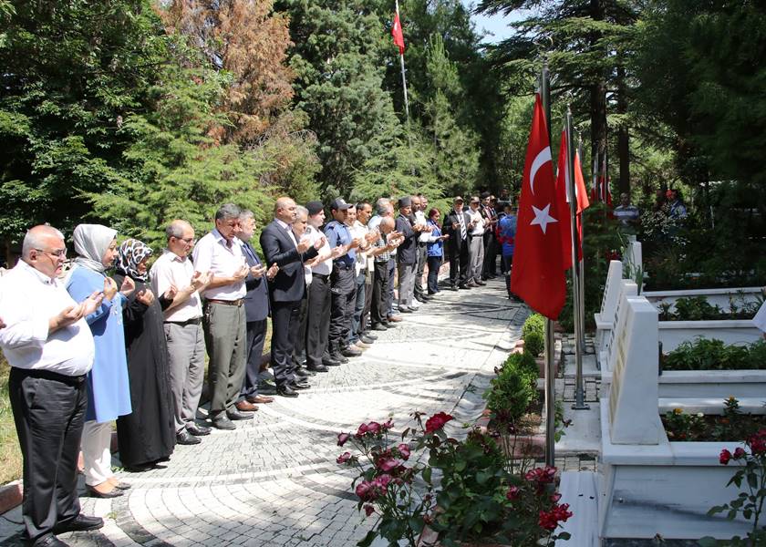 15 Temmuz Demokrasi ve Milli Birlik Günü dolayısıyla Tavşanlı’da düzenlenen resmi program kapsamında şehitlik ziyareti yapıldı.