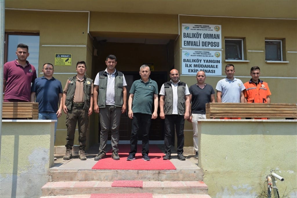 Orman Bölge Müdürü Erdal Dingil Tavşanlı Orman İşletme Müdürlüğünde yangın ekip binalarını ziyaret ederek, ekipler ile bir araya geldi.