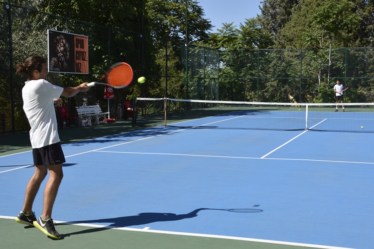 Demirci Akıncıları Büyükler Tenis Yaz Kupası müsabakaları başladı