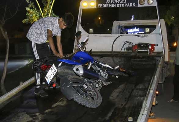 Uşak'ta ağaca çarpan motosikletteki 2 kişi yaralandı