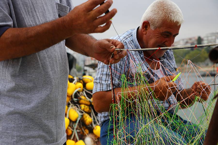 Tekirdağ'da yeni sezon için tekne ve ağlarını onaran balıkçılar, av yasağının sona ermesiyle çvira bismillahç diyecekleri 1 Eylül'ü heyecanla beklemeye başladı.