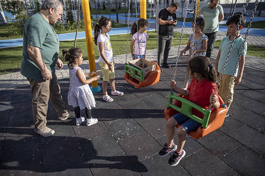 Erzurum'da, gençlik yıllarında yetiştirdiği güvercinlerini yediği için kedilere antipati duyan emekli komiser Tahsin Tepe, çocuklarının sahiplendiği çMüezzaç adlı kedisinin salıncakta sallanması için her gün defalarca parka gidiyor.