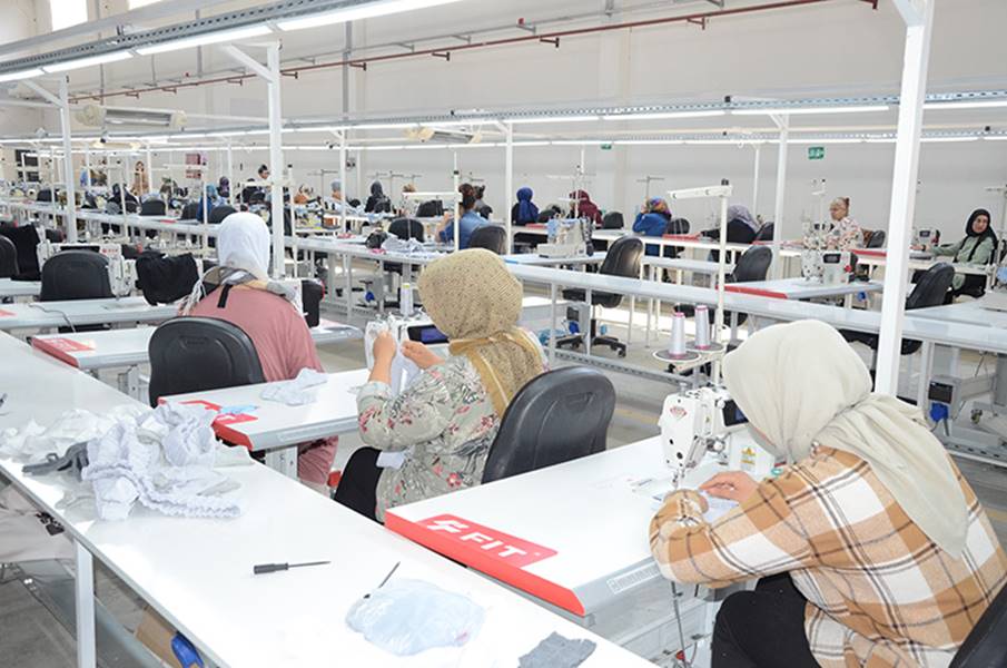 İstanbul'dan gelerek tekstil fabrikasına iş desteği sağlayan iş insanı Ozan İnel de depremin merkez üssü Elbistan'ı desteklemeye çalıştığını ifade ederek çBurada meslek edinme programları yeterince oturması halinde birçok tekstil firmasının buraya iş getireceğine inanıyorum. Elbistan’ın da iyi bir markayla öne çıkacağını düşünüyorum. Bu bölgede iş gücünün de yeteri kadar olduğuna inanıyorum.ç dedi.</p>

<p>Tekstil fabrikasında çalışan Dilara Gül, kurulan fabrikanın kent için büyük bir öneme sahip olduğuna inandığını belirterek çKurulan tekstil fabrikası Elbistan ve gençlerimiz için çok iyi oldu. Depremden bizleri çok fazla etkiledi. Burada çalışarak hem aile hem de kendi ekonomimize katkı sağlıyoruz. Geleceğimiz içinde çok güzel olacağını düşünüyorum.ç diye konuştu.</p>

<p>Çalışanlardan Sibel Erman da kurulan fabrika sayesinde aile bütçesine katkı sunduklarını dile getirdi.