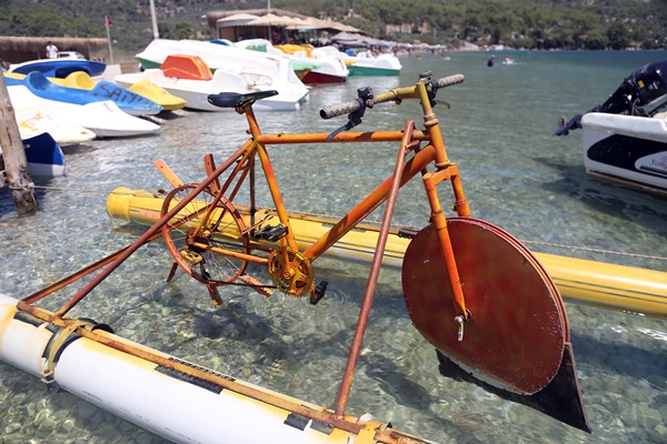 Hurdalardan yaptığı deniz bisikletiyle turizm yapıyor